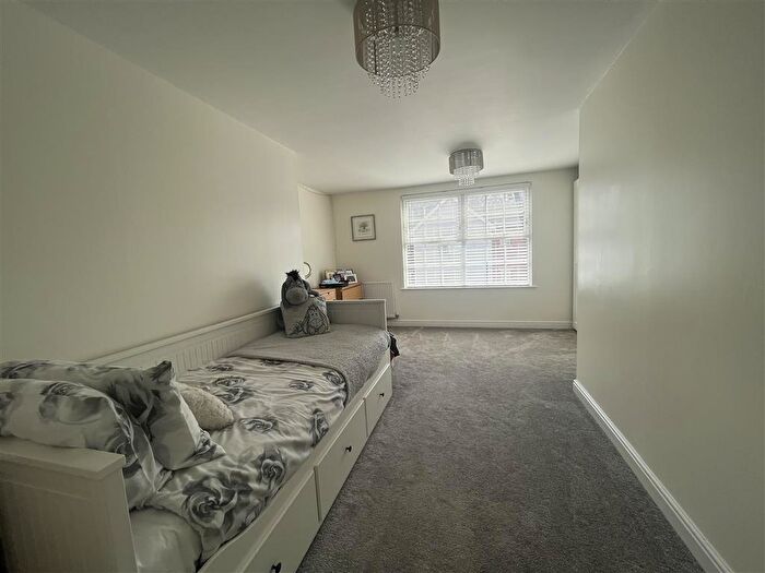 2 Bedroom Flat To Rent In Florey Gardens, Aylesbury, HP20