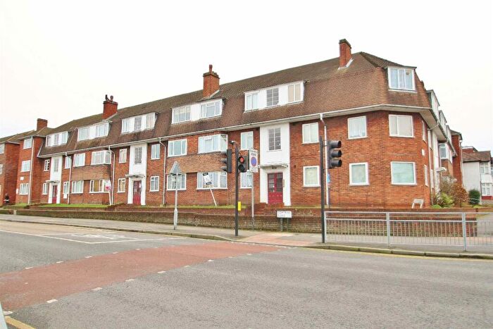 2 Bedroom Flat To Rent In Central Gardens, Morden, SM4