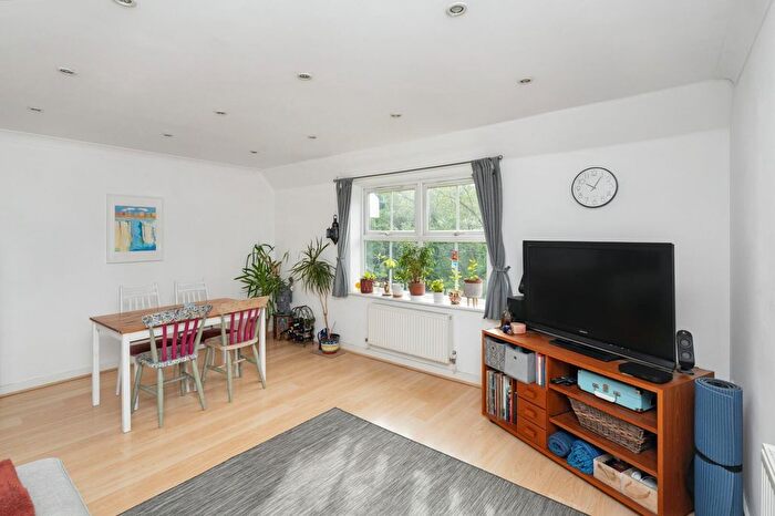 3 Bedroom Flat For Sale In St. Francis Close, Crowthorne, RG45