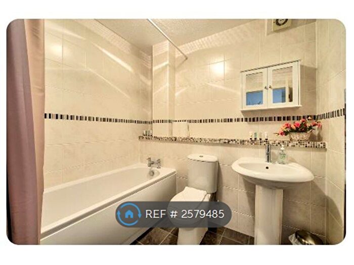 2 Bedroom Flat To Rent In Lochrin Place, Edinburgh, EH3