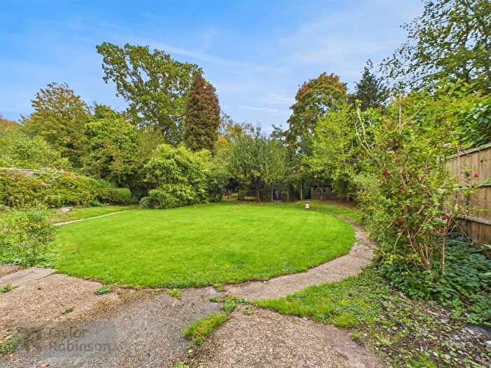 4 Bedroom Detached House For Sale In Leighlands, Pound Hill, Crawley, RH10