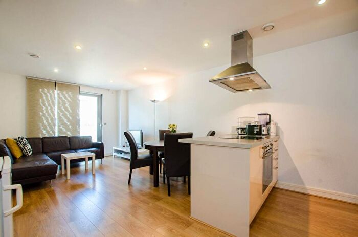 3 Bedroom Flat To Rent In Bow Common Lane, Bow, London, E3