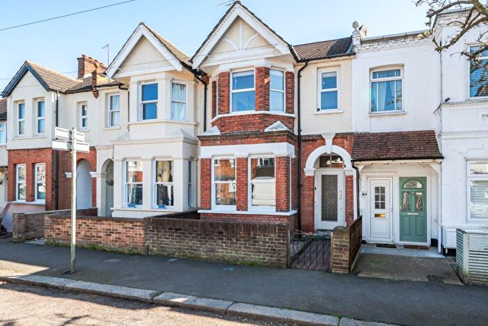 2 Bedroom Flat To Rent In Albemarle Gardens, New Malden, KT3