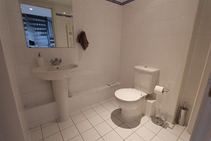 2 Bedroom Flat To Rent In Blue, Little Neville Street, LS1
