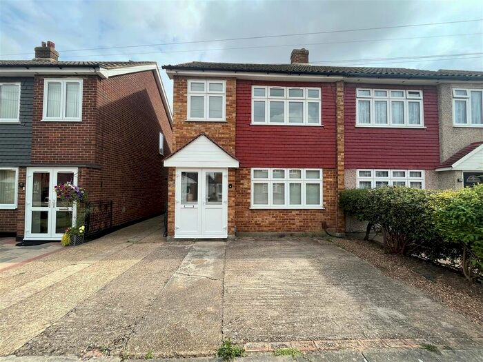 3 Bedroom Property To Rent In Stoke Road, Rainham, RM13