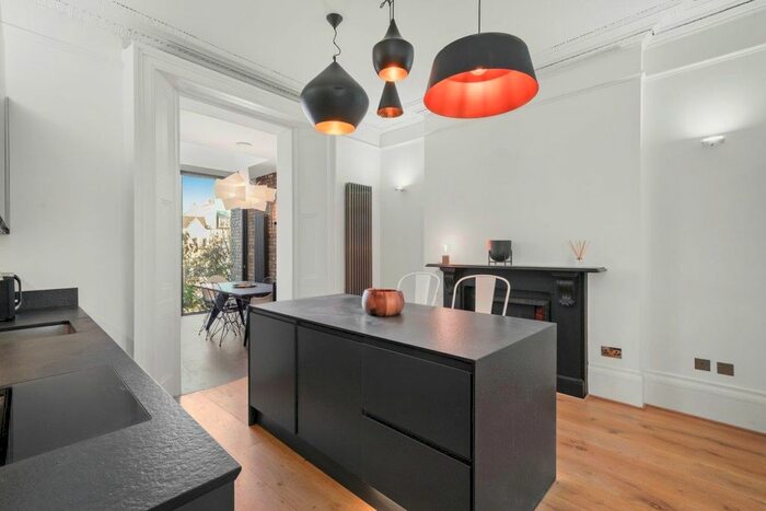 3 Bedroom Flat To Rent In Lansdowne Crescent, Notting Hill, W11