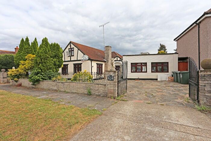 5 Bedroom Detached House To Rent In Hamlet Road, Romford, London, RM5