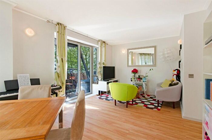 2 Bedroom Apartment To Rent In Hutchings Street, London, E14