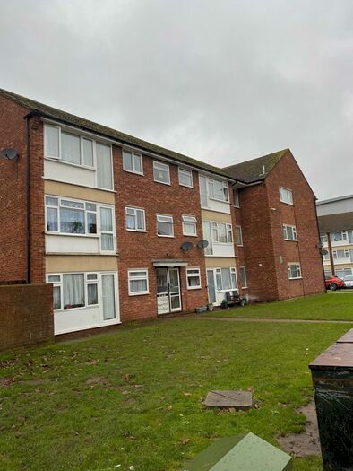 2 Bedroom Flat To Rent In Thirkleby Close, Slough, SL1