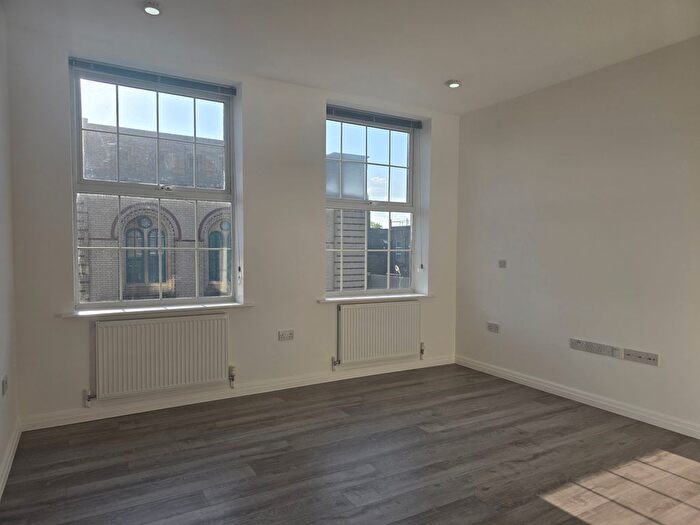 2 Bedroom Flat To Rent In Defoe Road, London, N16