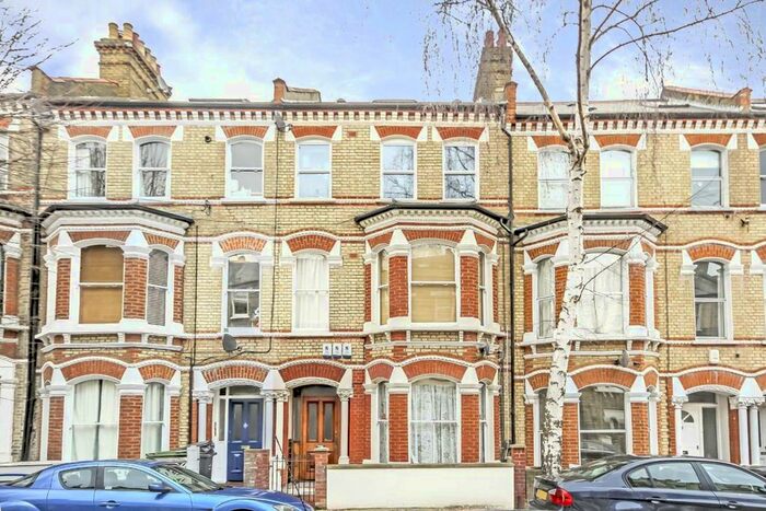 3 Bedroom Flat To Rent In St. Luke's Avenue, London, SW4