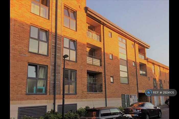 2 Bedroom Flat To Rent In Waterlily Court, Swindon, SN1