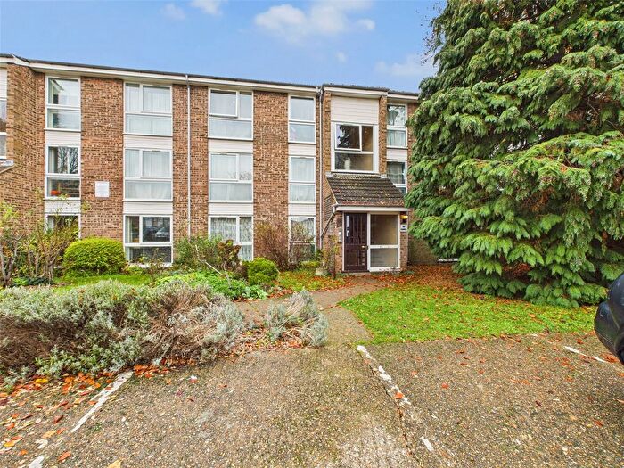 2 Bedroom Flat To Rent In Oakley Close, Isleworth, TW7
