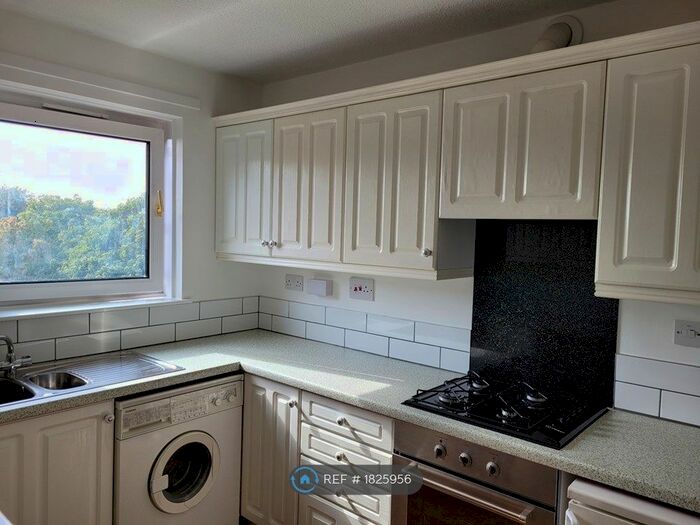 2 Bedroom Flat To Rent In Bryson Road, Edinburgh, EH11