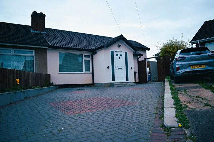 3 Bedroom Bungalow For Sale In Cedar Close, Rushden, NN10