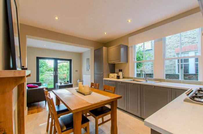 2 Bedroom Flat To Rent In Rollscourt Avenue, Herne Hill, London, SE24