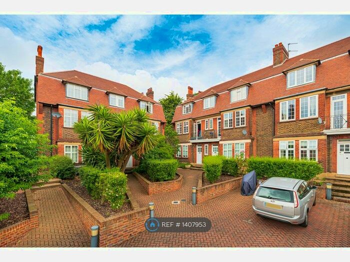 3 Bedroom Flat To Rent In Park Hill Court, London, SW17