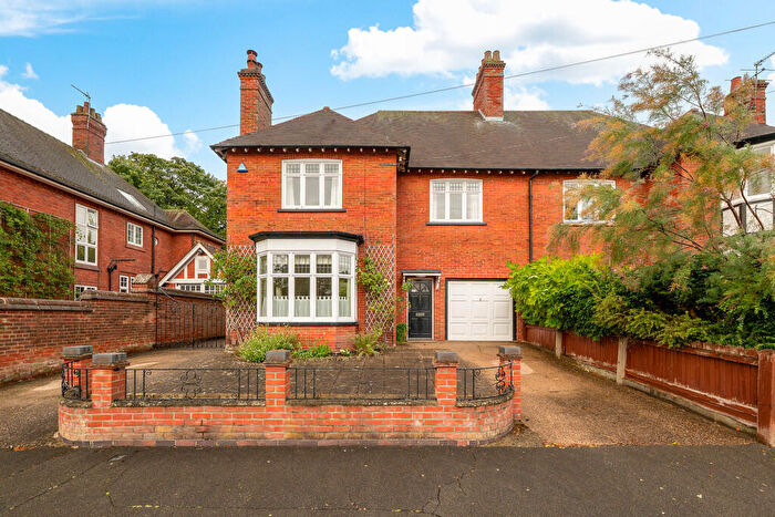 4 Bedroom Semi-Detached House For Sale In Curle Avenue, Lincoln, LN2