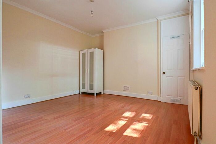 Studio To Rent In Mount Avenue, London, W5