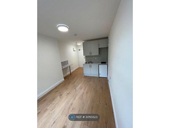 Studio To Rent In Bowes Road, London, N13