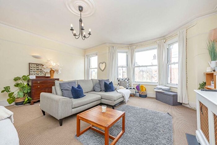 3 Bedroom Flat To Rent In Babington Road, Streatham, SW16