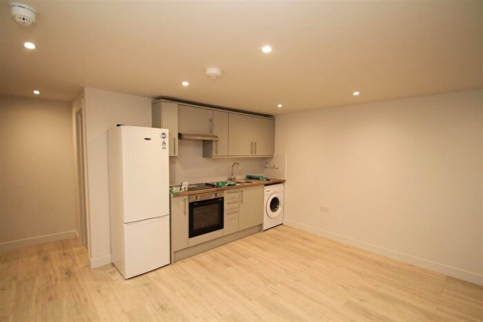 2 Bedroom Flat To Rent In Roman Road, London, E3
