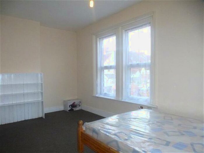 1 Bedroom Flat To Rent In Crofton Avenue, Yeovil, BA21