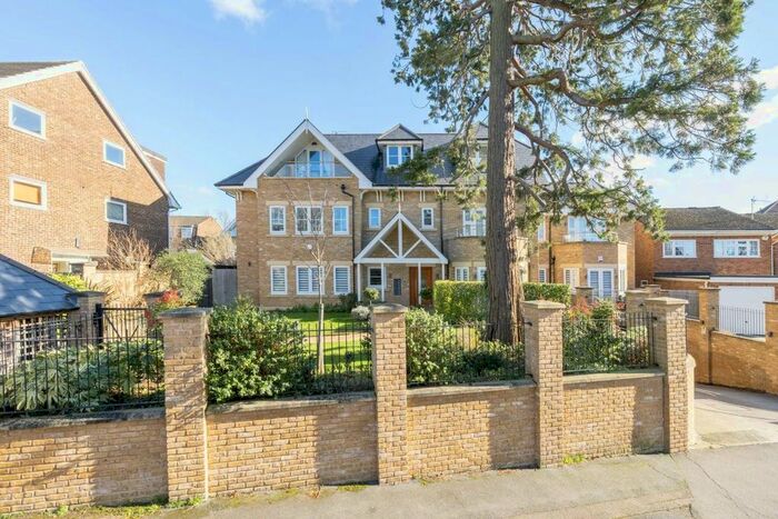 3 Bedroom Flat To Rent In Old Park Road, Enfield, EN2