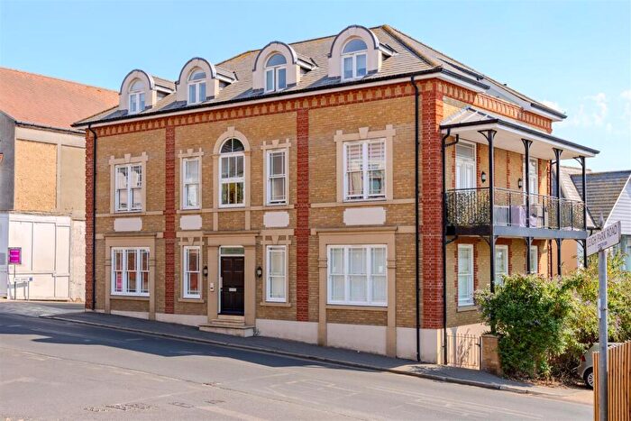 1 Bedroom Flat For Sale In Bell Sands, Leigh-On-Sea, SS9