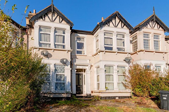 1 Bedroom Flat To Rent In Kensington Gardens, Ilford, IG1