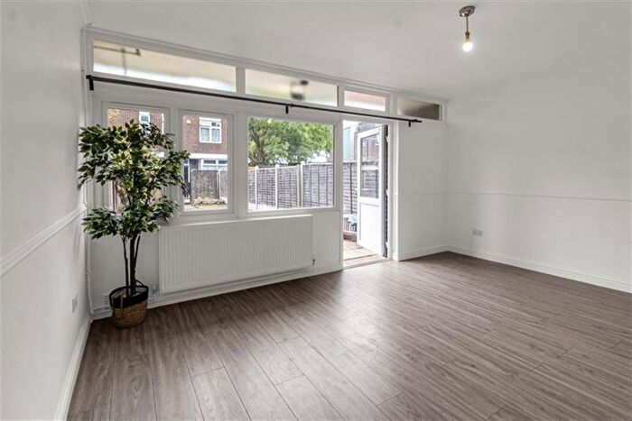 4 Bedroom Terraced House To Rent In Roebourne Way, E16