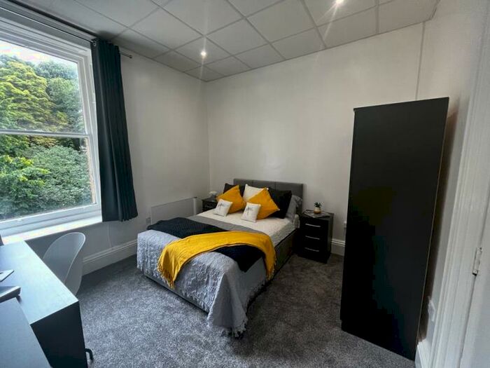 2 Bedroom Flat To Rent In Ridgeway House, LS6