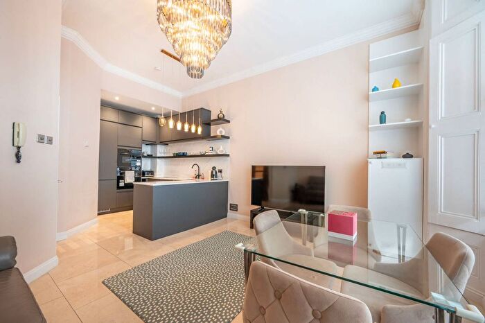 2 Bedroom Flat For Sale In Clanricarde Gardens, Notting Hill, London, W2