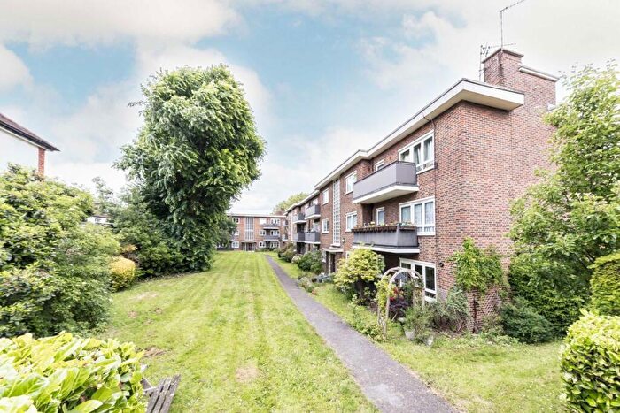 3 Bedroom Flat For Sale In Nightingale Lane, Between The Commons, SW12