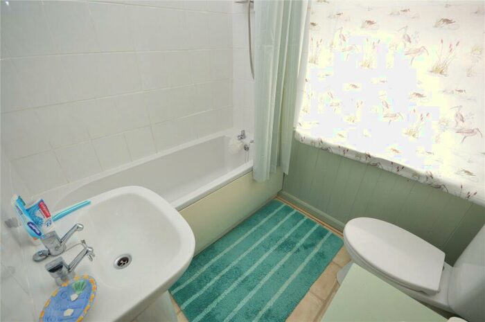 3 Bedroom Terraced House For Sale In Runfold Avenue, Luton, Bedfordshire, LU3