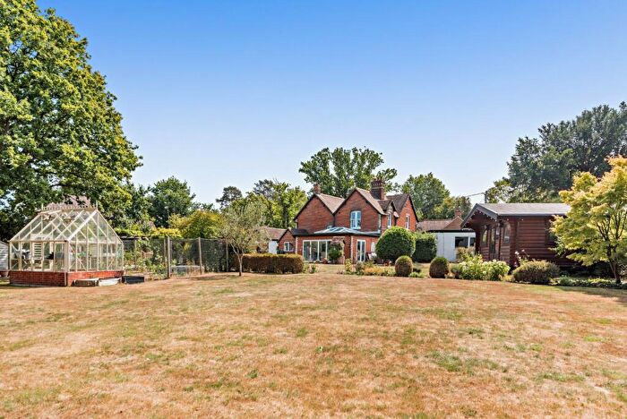 4 Bedroom Detached House For Sale In Tutts Clump, Berkshire, RG7