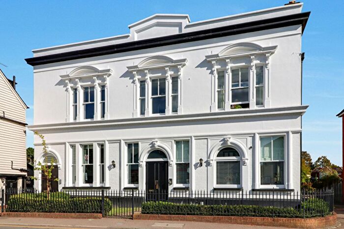 2 Bedroom Flat For Sale In Bridge Road, Kings Court Mews, KT8