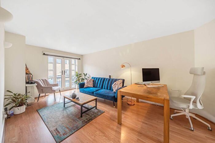 2 Bedroom Flat To Rent In Equity Square, Bethnal Green, London, E2
