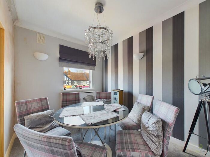 3 Bedroom Maisonette For Sale In Long Lane, Bexleyheath, Kent, DA7