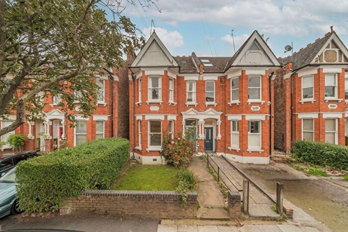 2 Bedroom Flat To Rent In Sutton Road, London, N10