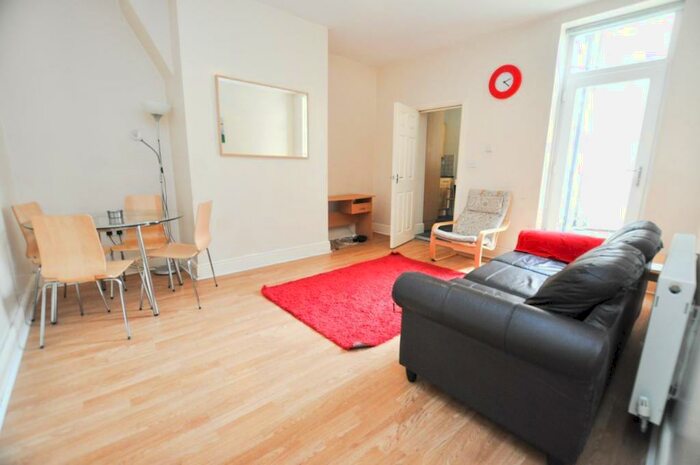 3 Bedroom Flat To Rent In Holmwood Grove, Jesmond, Newcastle Upon Tyne, NE2