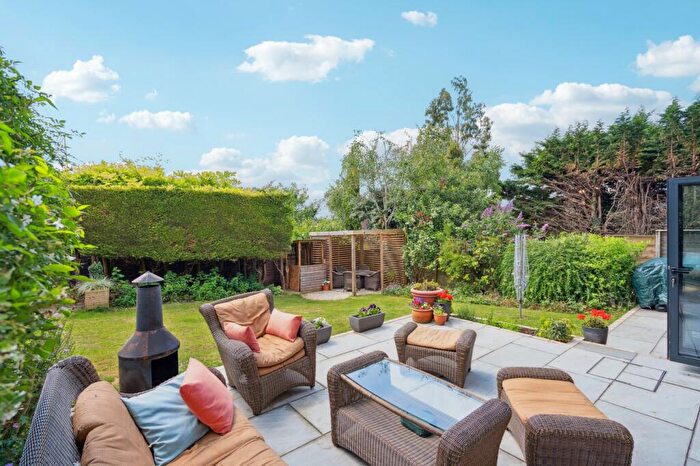 4 Bedroom Detached House For Sale In The Paddock, Chalfont St Peter, Gerrards Cross, SL9