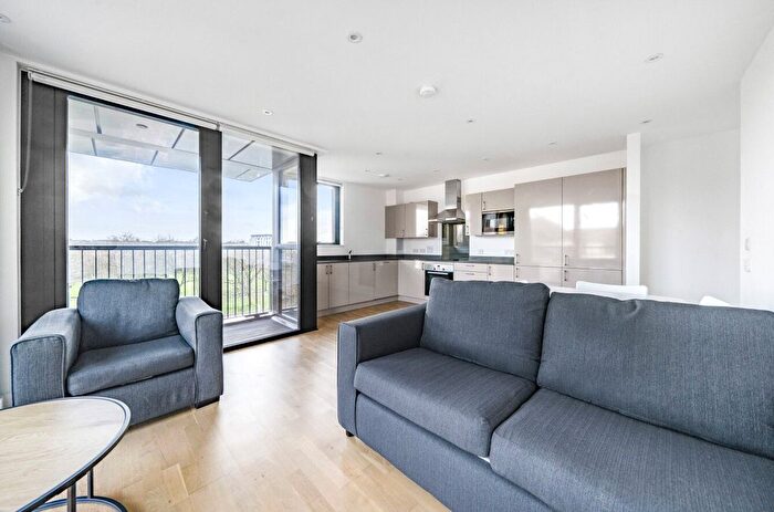 2 Bedroom Flat To Rent In Burgess Springs, Chelmsford, CM1