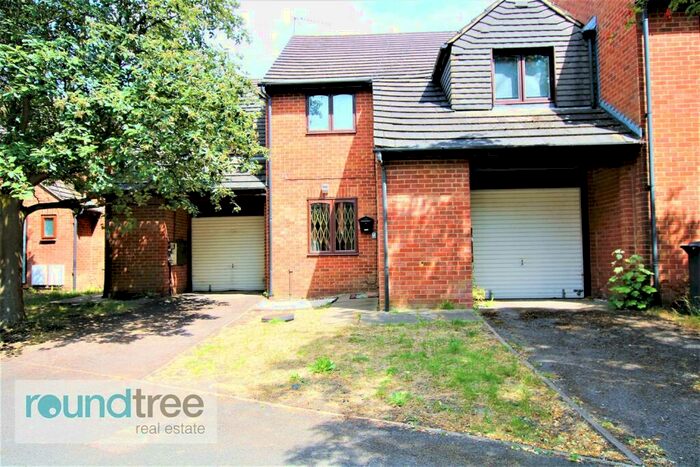 5 Bedroom House To Rent In Wheatley Close, Hendon, NW4