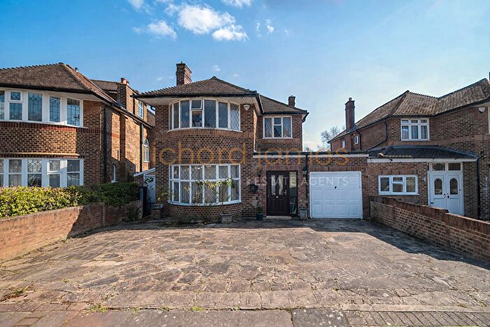 4 Bedroom Detached House For Sale In Michleham Down, Woodside Park, N12