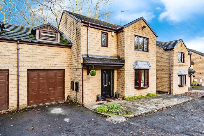 4 Bedroom Link Detached House For Sale In Croft Gardens, Huddersfield, HD2