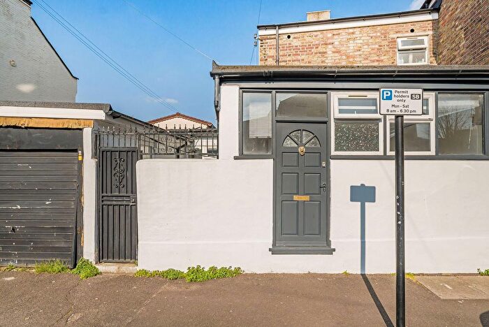 1 Bedroom Flat For Sale In Capworth Street, Leyton, E10