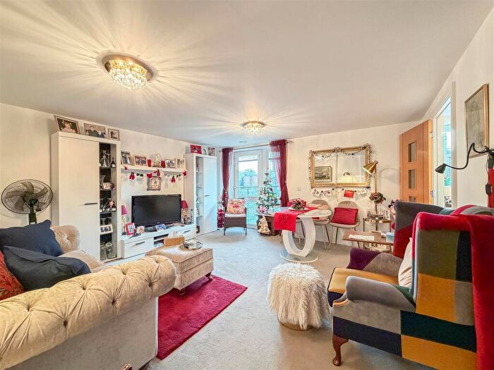 2 Bedroom Apartment For Sale In Pegs Lane, Hertford, SG13