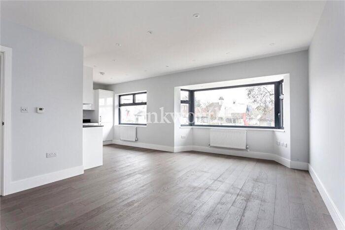 3 Bedroom Maisonette To Rent In The Vale, London, NW11