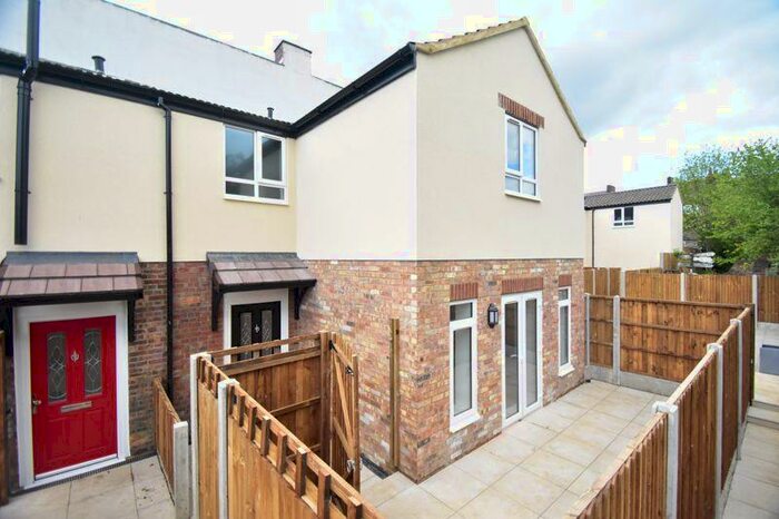 2 Bedroom End Of Terrace House To Rent In Kingham Way, Luton, LU2